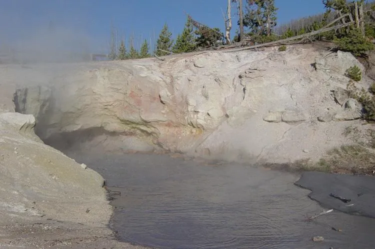 Source chaude à mérens-les-vals : découverte et bienfaits des eaux thermales pyrénéennes