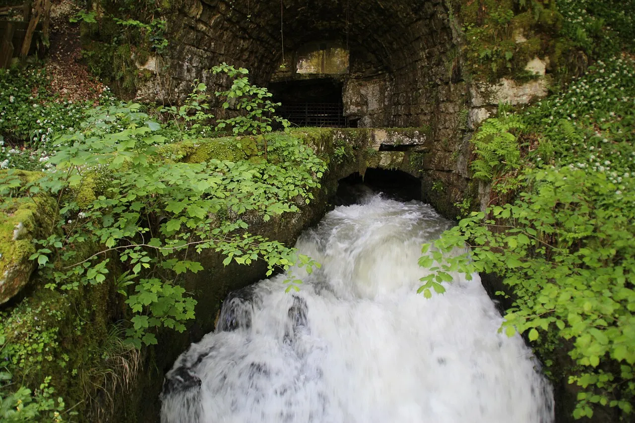Découvrez les Bains de Canaveilles : Guide des Sources d'Eau Chaude Naturelles
